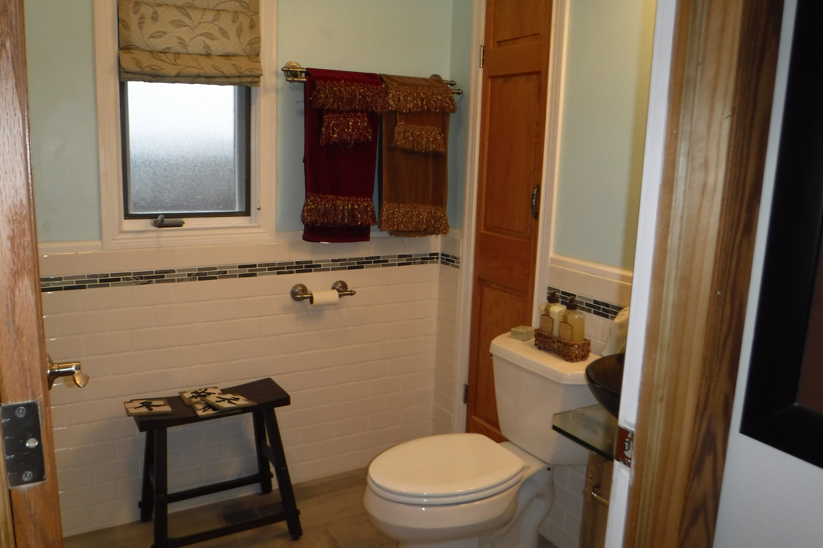 14447 Ridgeway Avenue Midlothian, IL 60445 - Photo 15 of 21 a bathroom with a toilet a sink and mirror