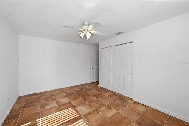a view of empty room with a ceiling fan