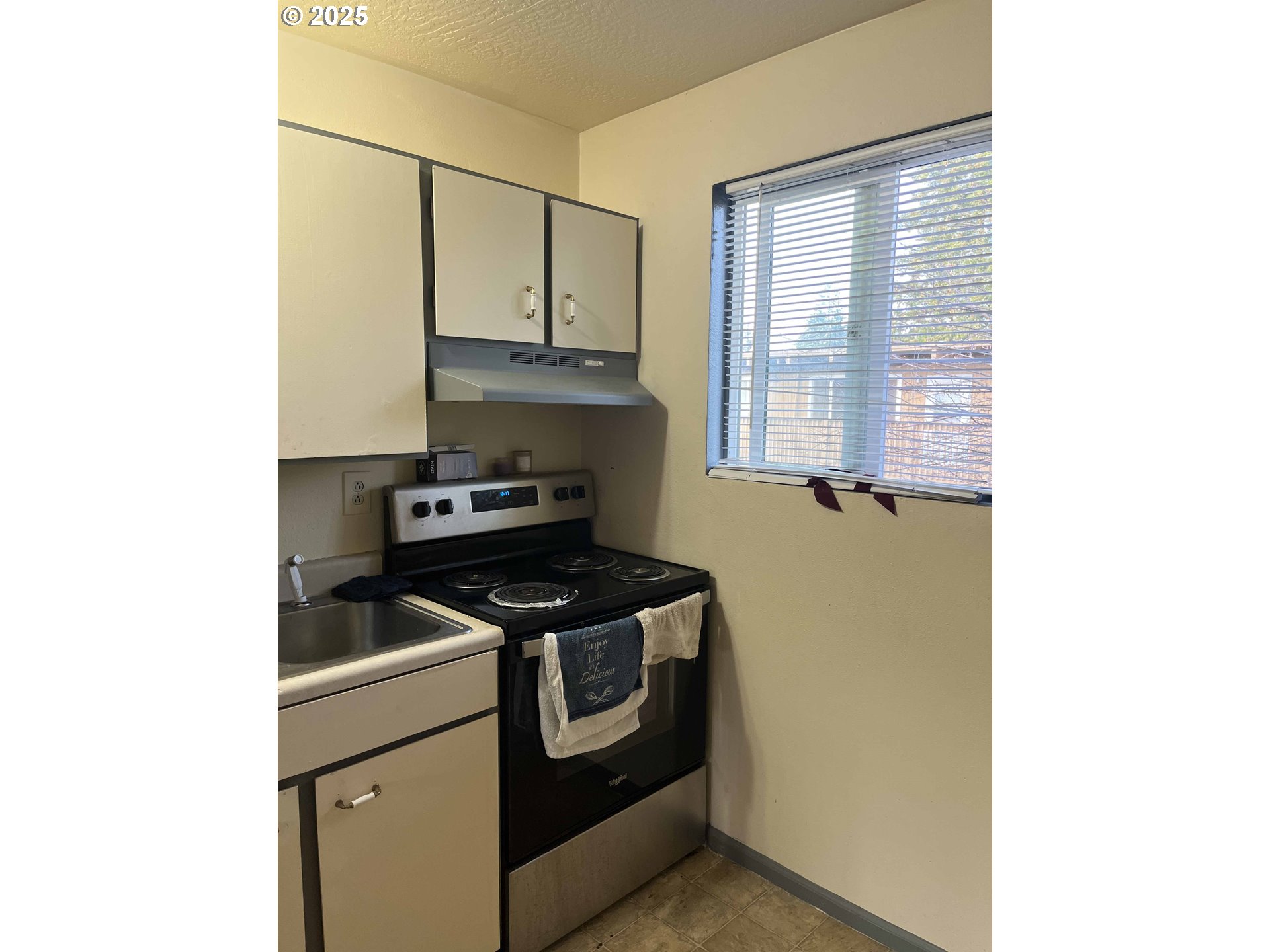 1260 10th Street, Unit 23 Florence, OR 97439 - Photo 9 of 19 a utility room with dryer and washer