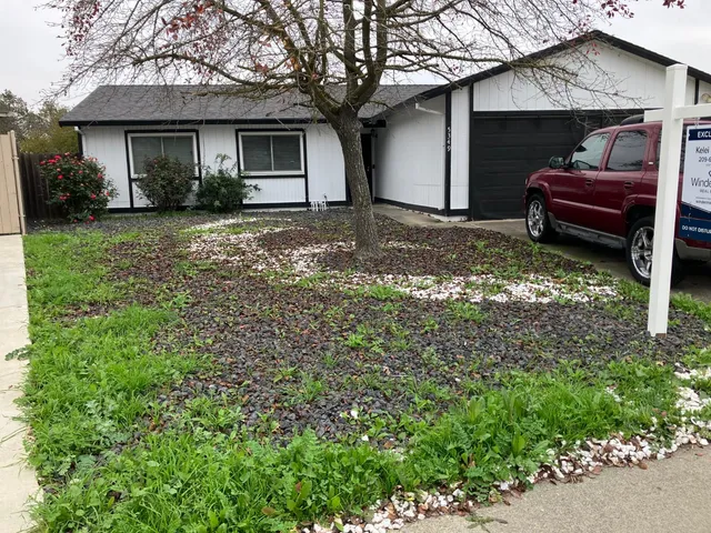 a view of a house with a yard