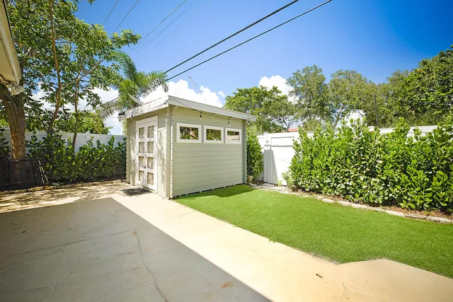 a view of a yard in front of house