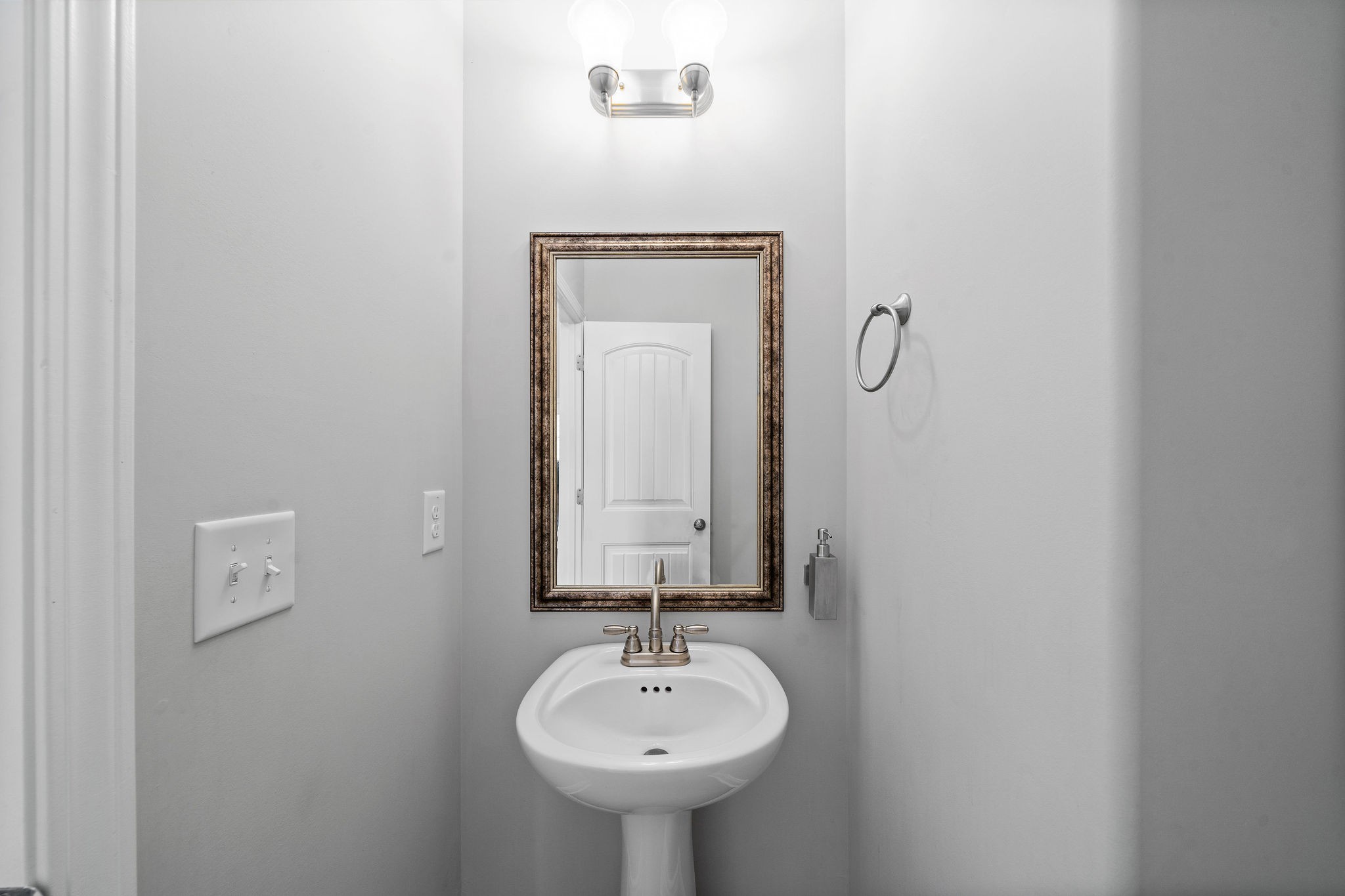 1008 Barnhill Road Clarksville, TN 37043 - Photo 25 of 44 a bathroom with a sink and a mirror