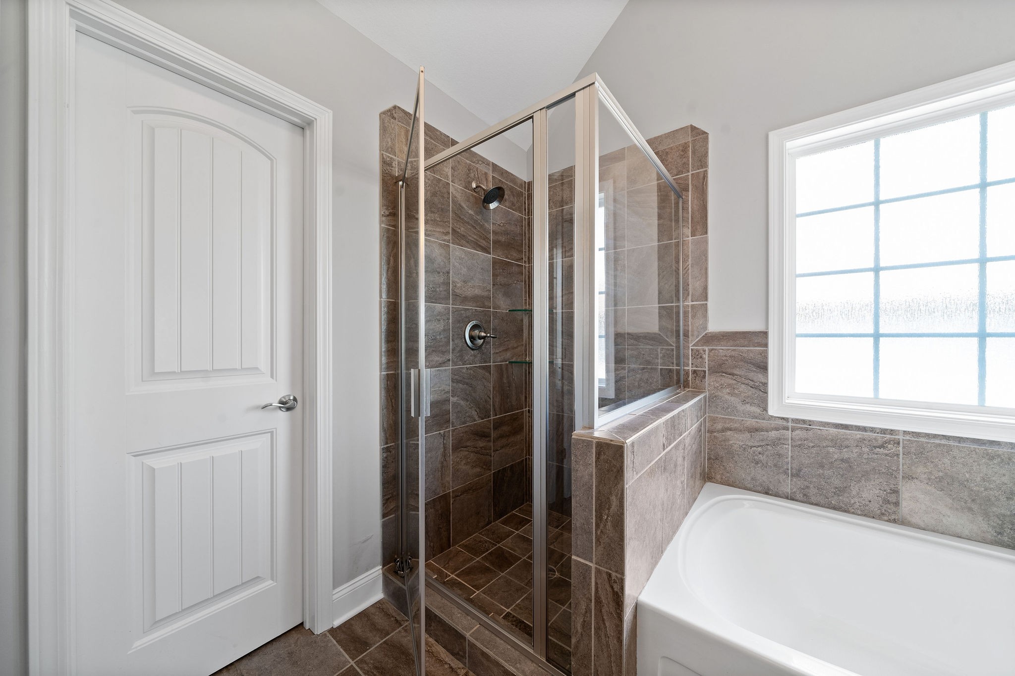 1008 Barnhill Road Clarksville, TN 37043 - Photo 32 of 44 a bathroom with a bathtub and a shower