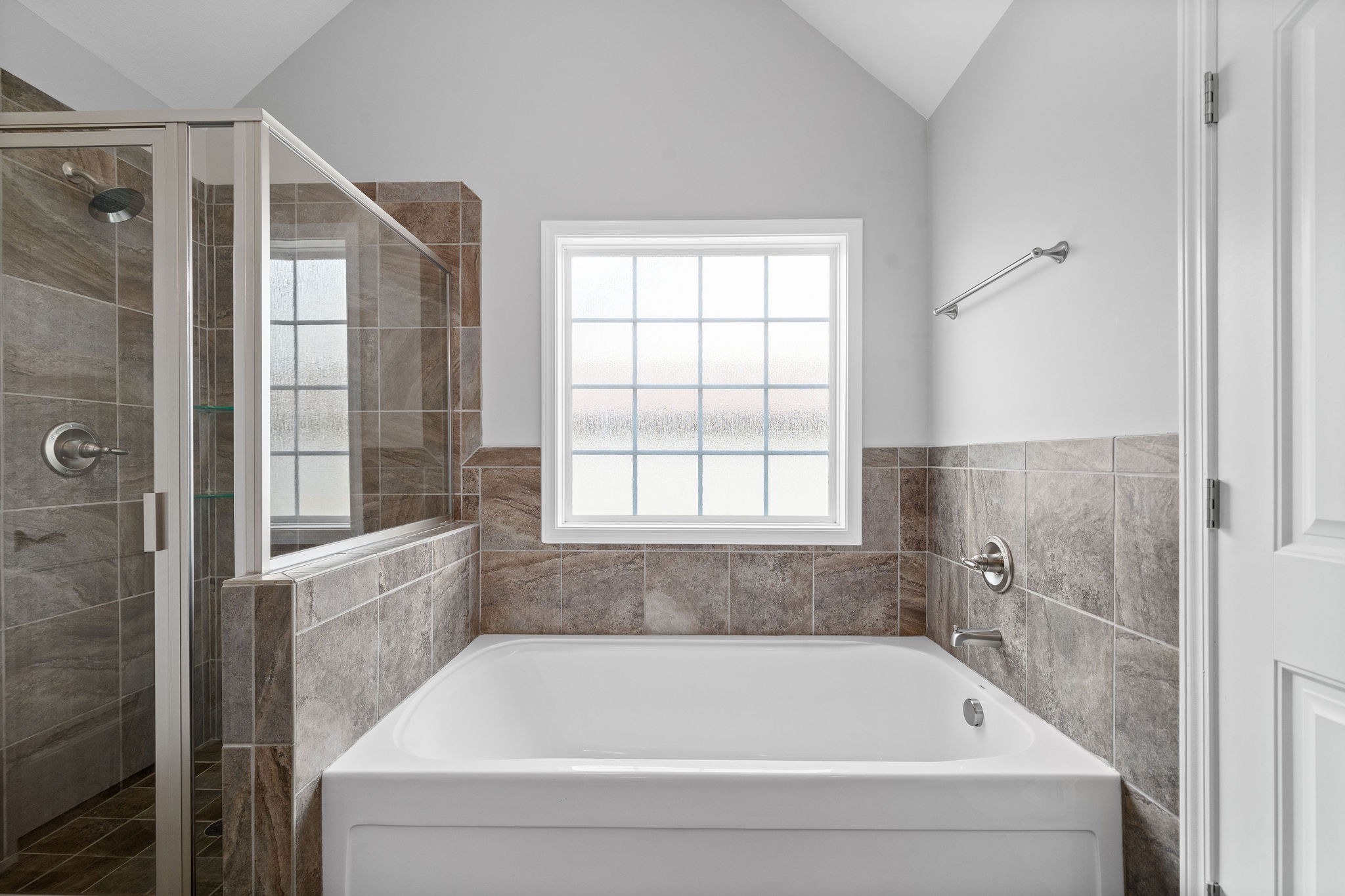 1008 Barnhill Road Clarksville, TN 37043 - Photo 33 of 44 a bathroom with a bathtub and window