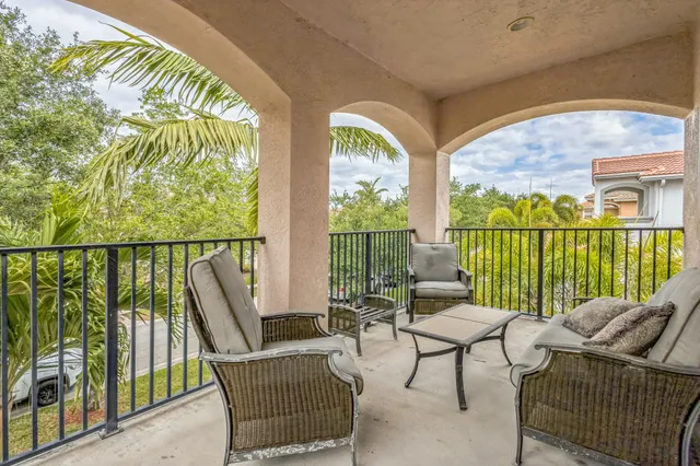 $869,000 | 694 Cresta Circle, West Palm Beach, FL 33413