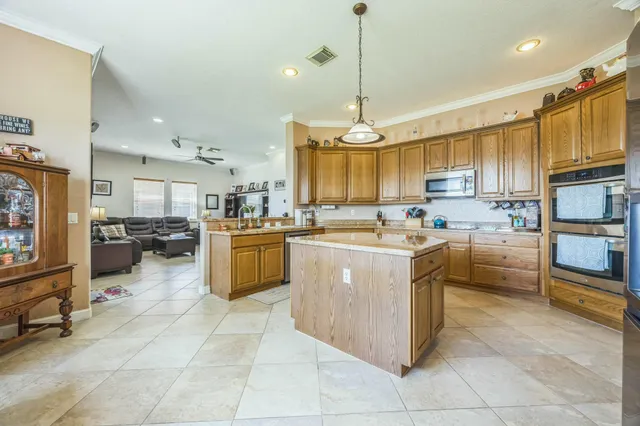 $869,000 | 694 Cresta Circle, West Palm Beach, FL 33413