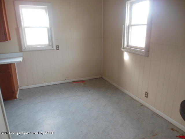 4110 South Harrison Street Amarillo, TX 79110 - Photo 9 of 13 an empty room with a window