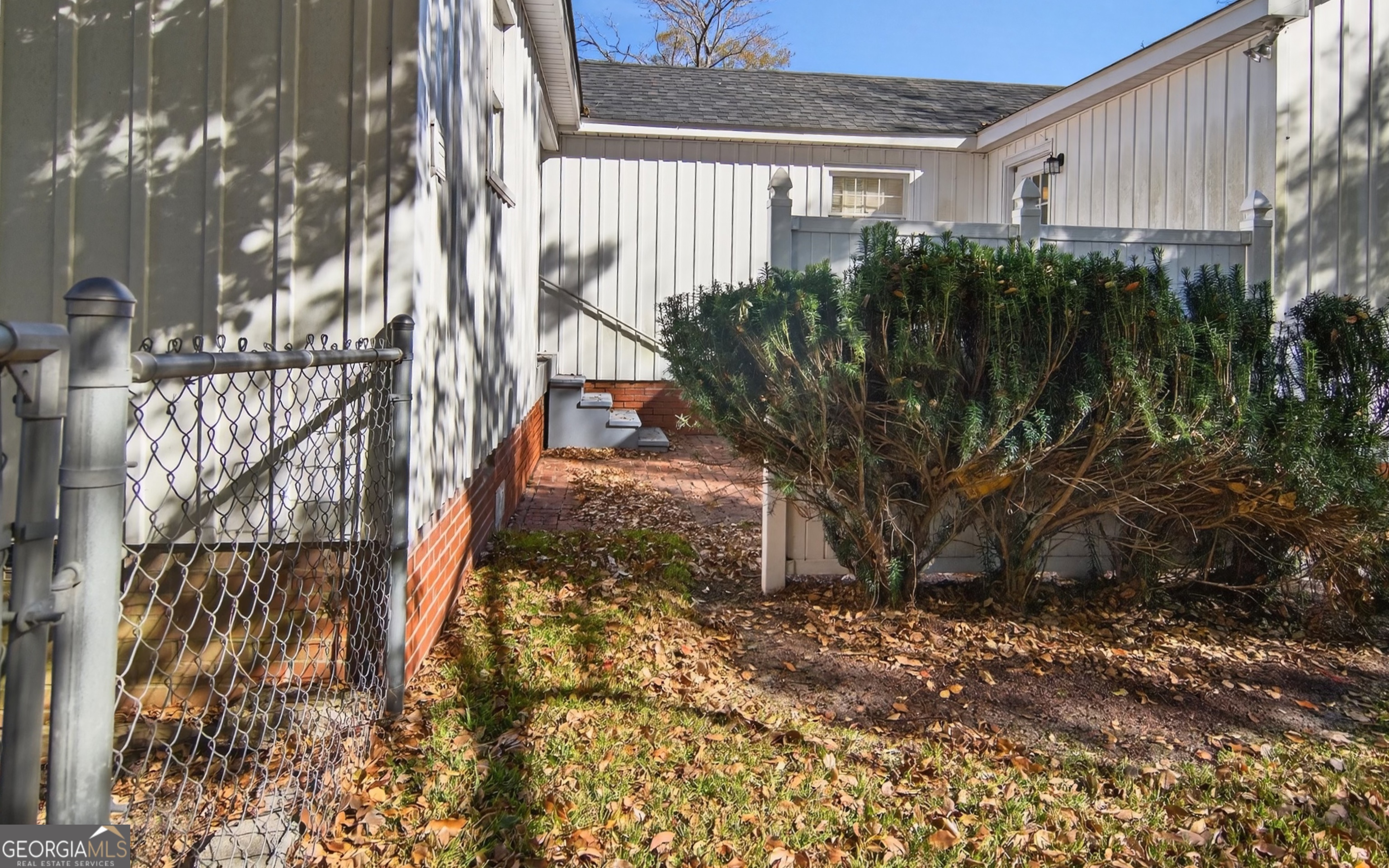127 West Stuart Avenue Lyons, GA 30436 - Photo 36 of 71 a backyard of a house with lots of green space