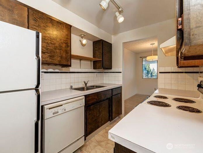 3718 Rockefeller Avenue, Unit A D Everett, WA 98201 - Photo 4 of 8 a kitchen with a sink a stove and refrigerator