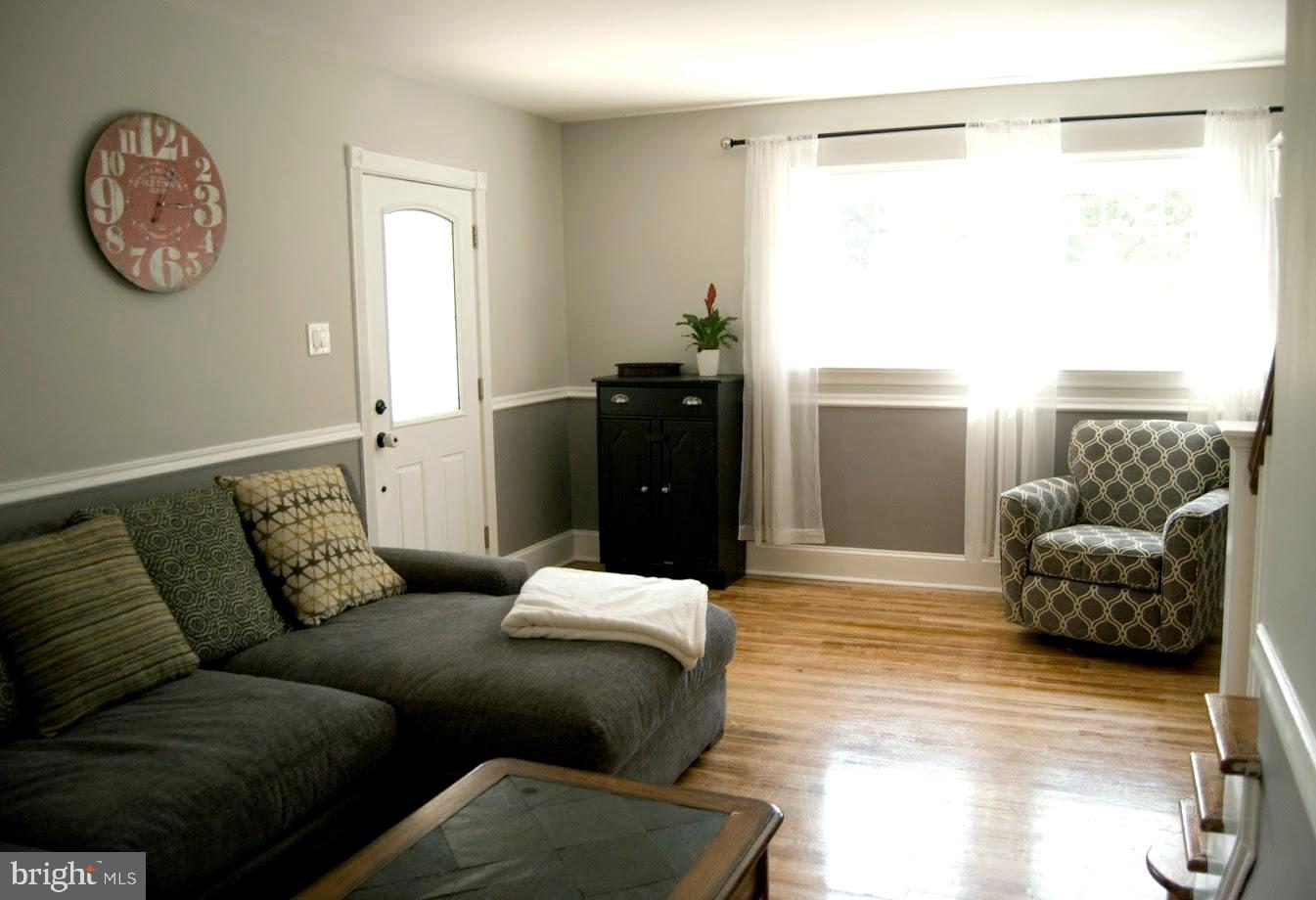 406 Private Road Woodlyn, PA 19094 - Photo 2 of 19 Living Room
