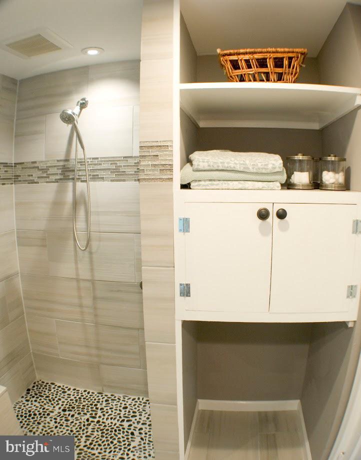 406 Private Road Woodlyn, PA 19094 - Photo 13 of 19 2nd Floor Bath