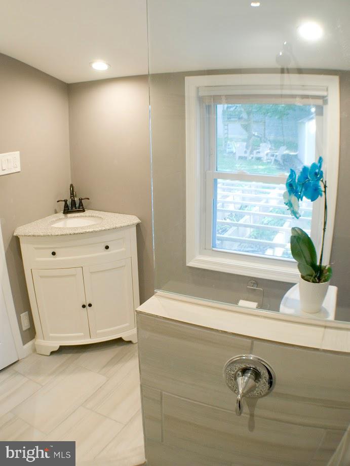 406 Private Road Woodlyn, PA 19094 - Photo 14 of 19 2nd Floor Bath