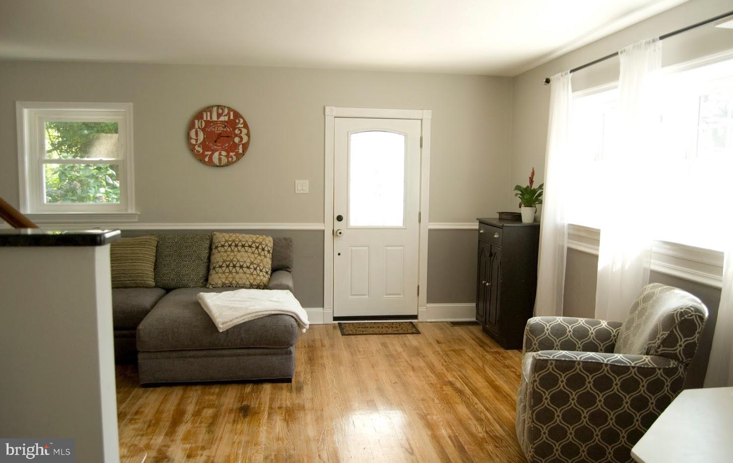 406 Private Road Woodlyn, PA 19094 - Photo 3 of 19 Living Room