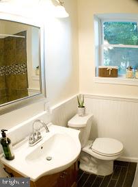406 Private Road Woodlyn, PA 19094 - Photo 9 of 19 Main Floor Bath