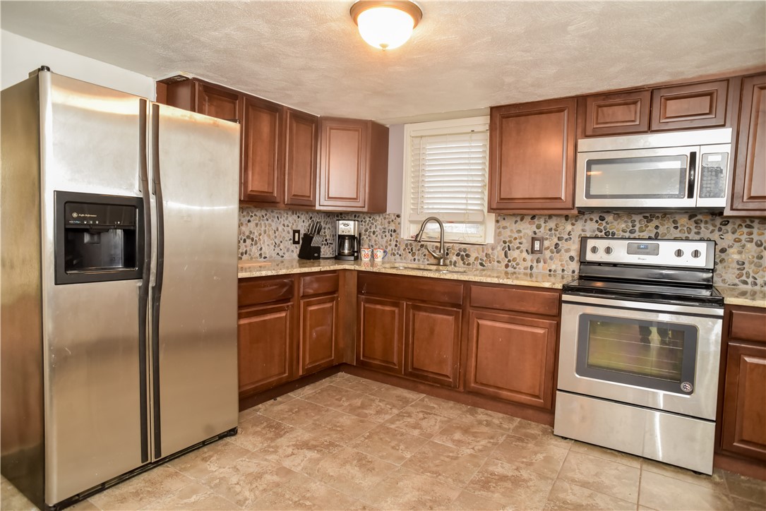 19 Riverside Avenue Johnston, RI 02919 - Photo 4 of 26 Gallery Image 4