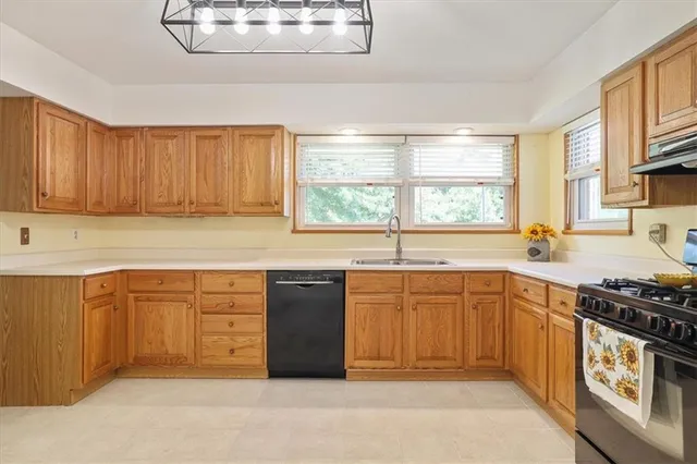 $359,999 | 7000 Northwest Waukomis Drive, Kansas City, MO 64151