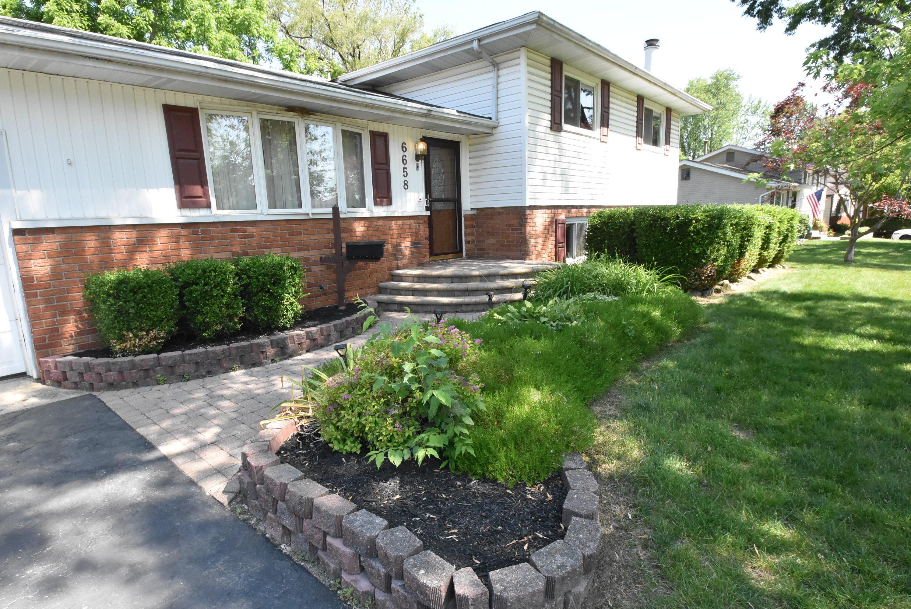 6658 Red Fox Road Reynoldsburg, OH 43068 - Photo 4 of 46 beautiful garden blooms at your front door