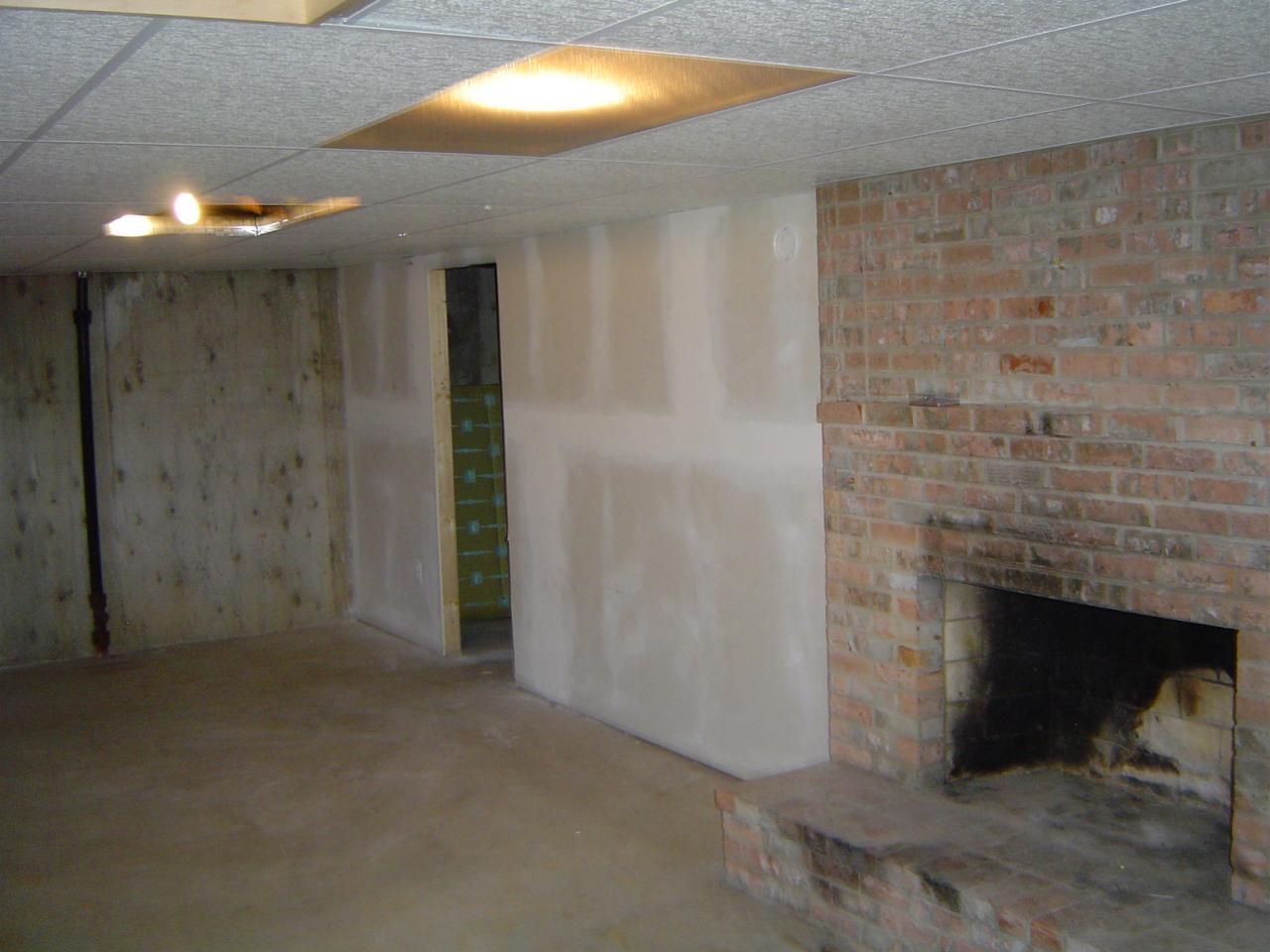 4649 Rosecrest Road Roanoke, VA 24018 - Photo 20 of 24 a view of empty room with a fireplace