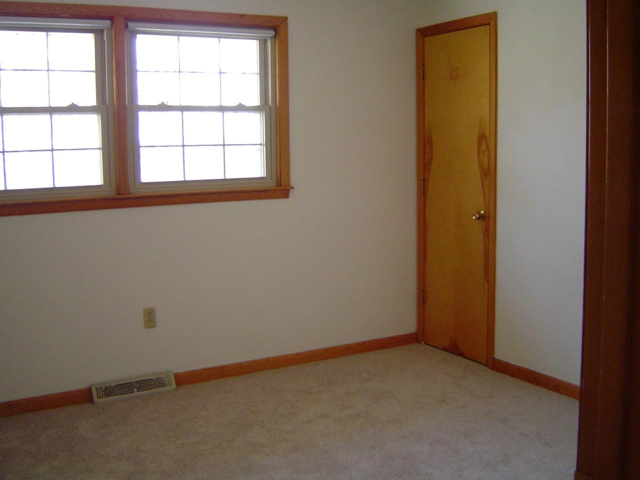 4649 Rosecrest Road Roanoke, VA 24018 - Photo 23 of 24 an empty room with a window