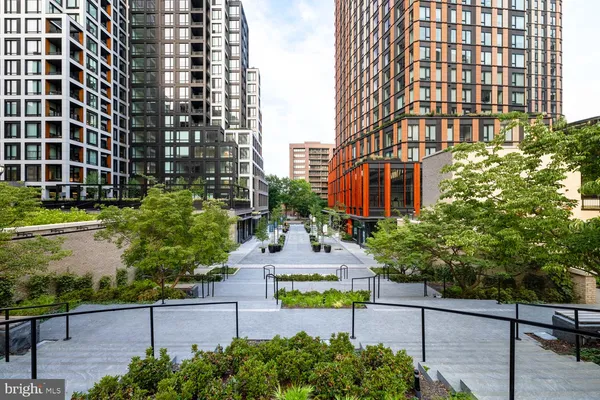 $2,390 | 244 19th Court South, Unit 407, Arlington, VA 22202