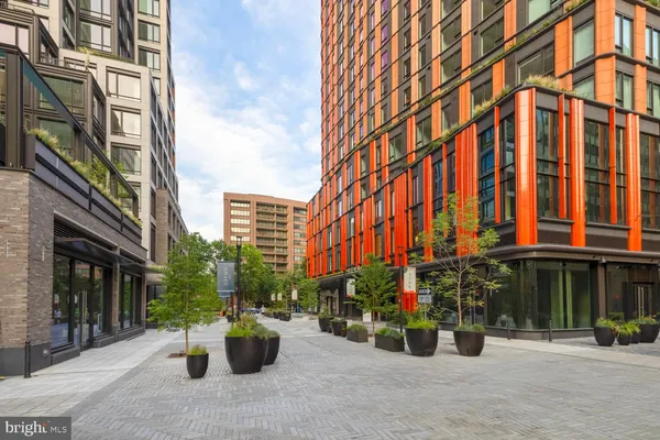 $2,390 | 244 19th Court South, Unit 407, Arlington, VA 22202