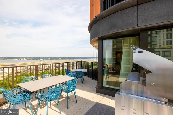$2,390 | 244 19th Court South, Unit 407, Arlington, VA 22202