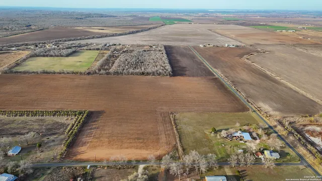 $400,000 | 5702 County Road 5702, Natalia, TX 78059