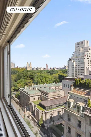 $3,395,000 | 10 East 70th Street, Unit 11A | Lenox Hill