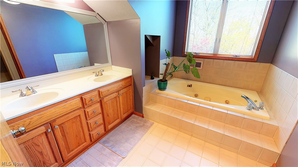 11511 Parkside Road Chardon, OH 44024 - Photo 27 of 35 2nd Floor bathroom with jetted tub