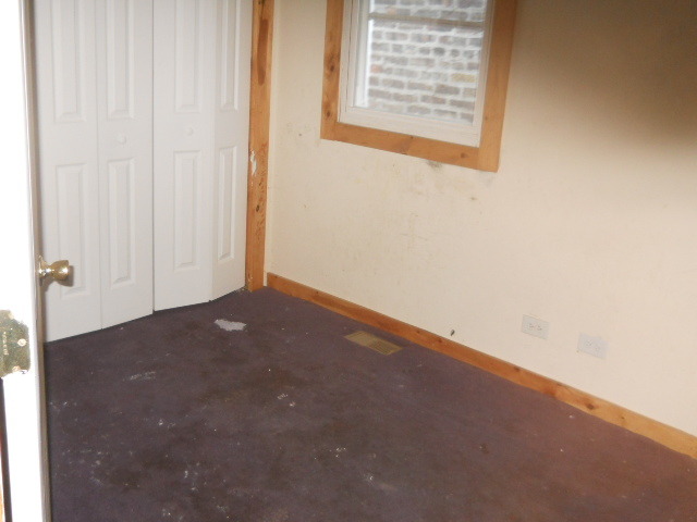 1019 West 69th Street Chicago, IL 60621 - Photo 15 of 17 an empty room with windows