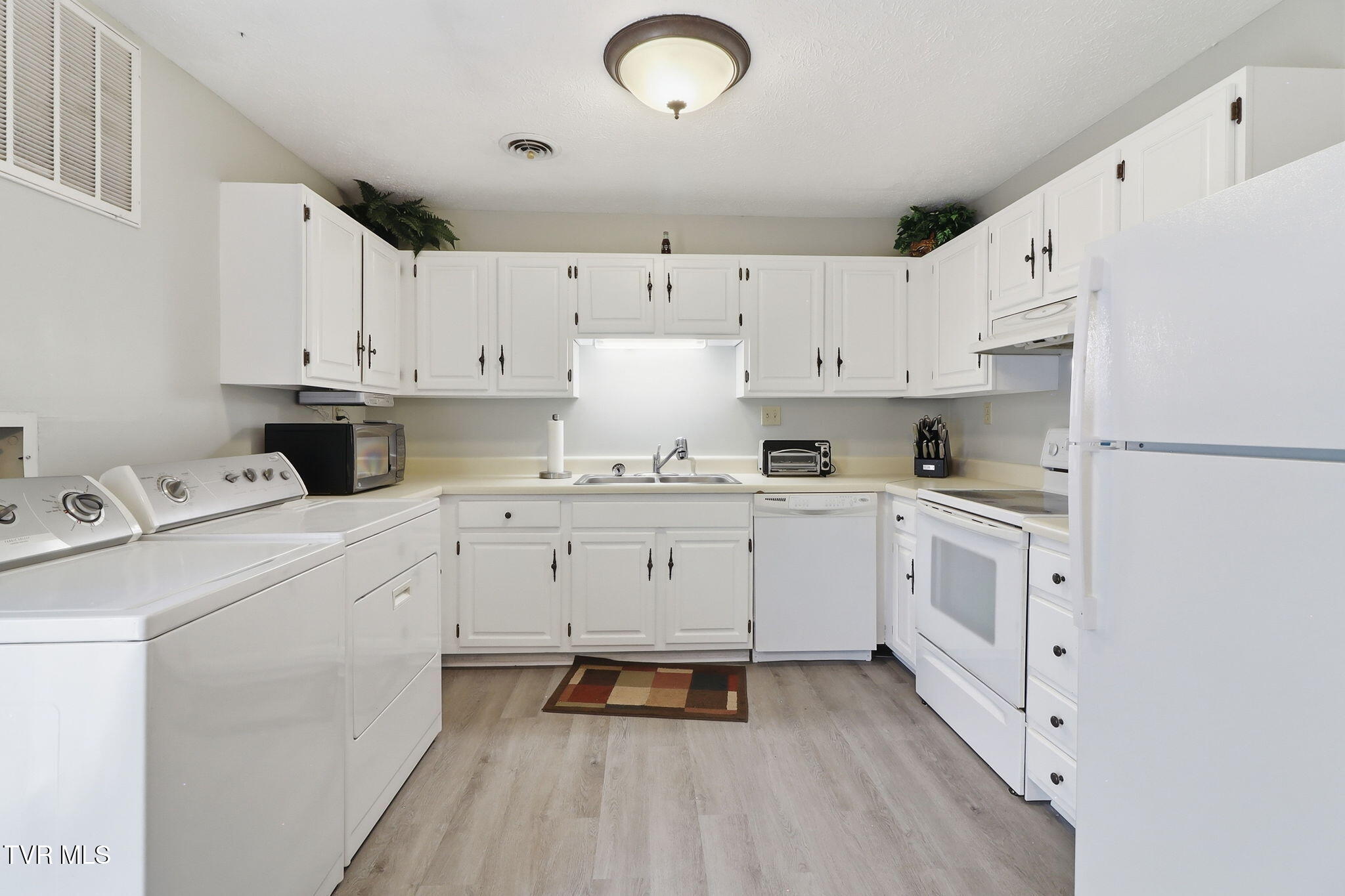 3539 Netherland Inn Road, Unit 9 Kingsport, TN 37660 - Photo 7 of 20 7-web-or-mls-DZ3A5015