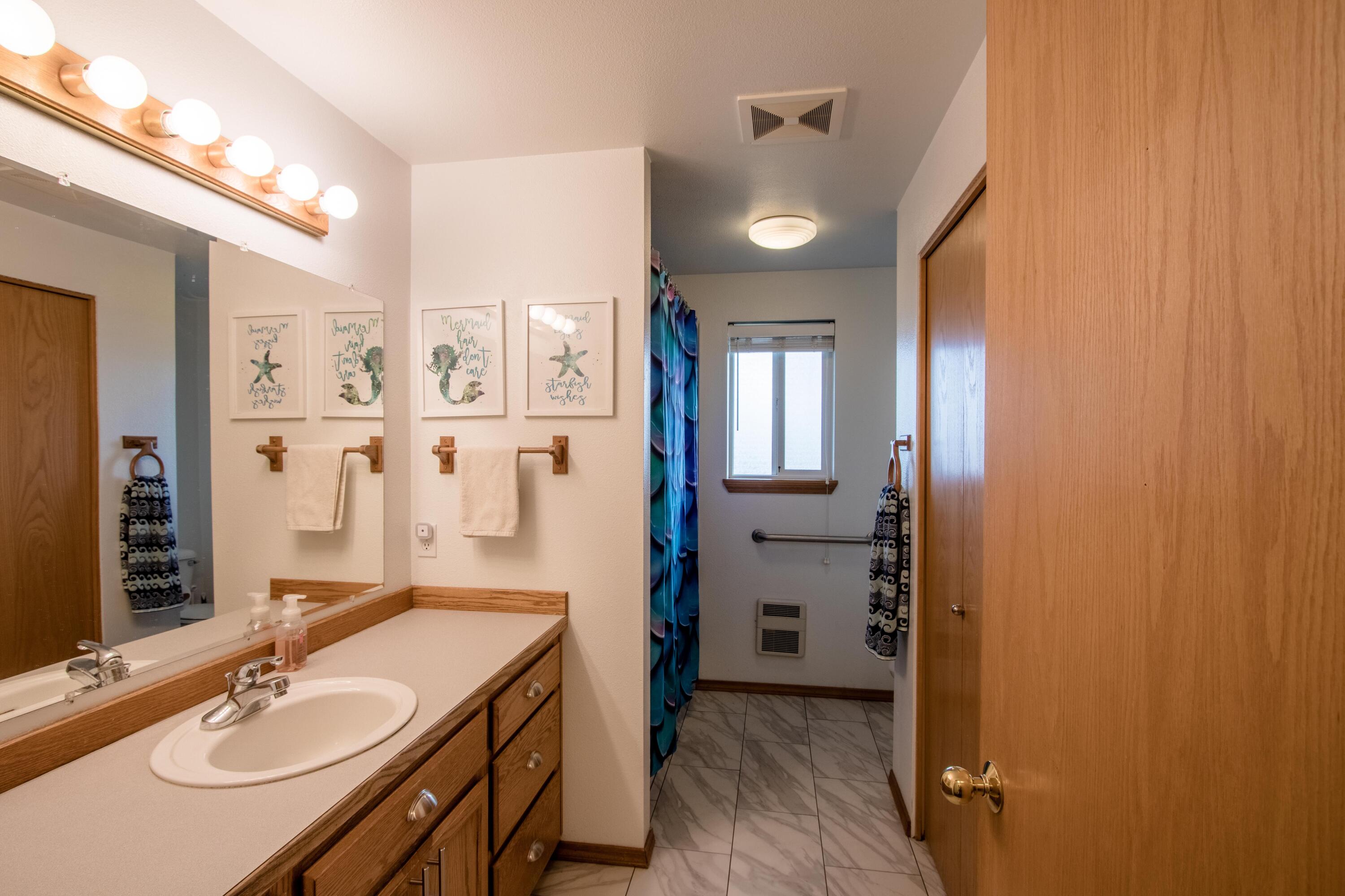 2880 Northeast Baroness Place Bend, OR 97701 - Photo 13 of 24 Shared Bathroom
