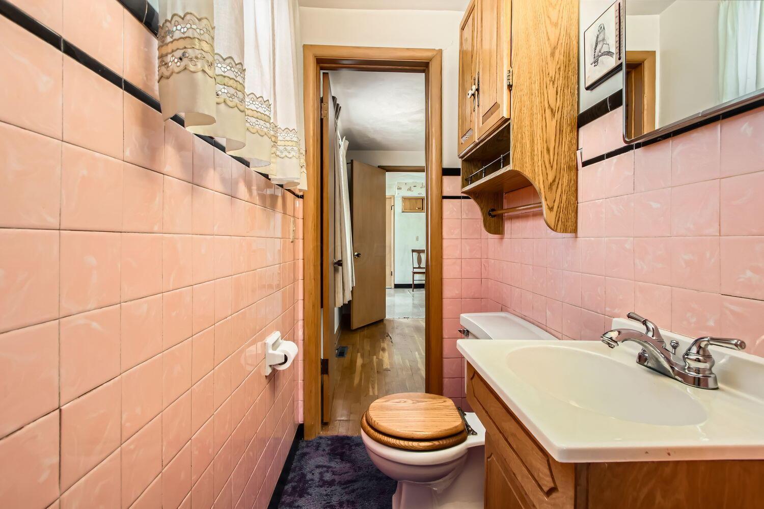 4399 Maize Road Columbus, OH 43224 - Photo 18 of 29 Half bath