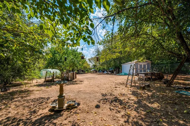 a table and chairs sitting in the middle of the yard