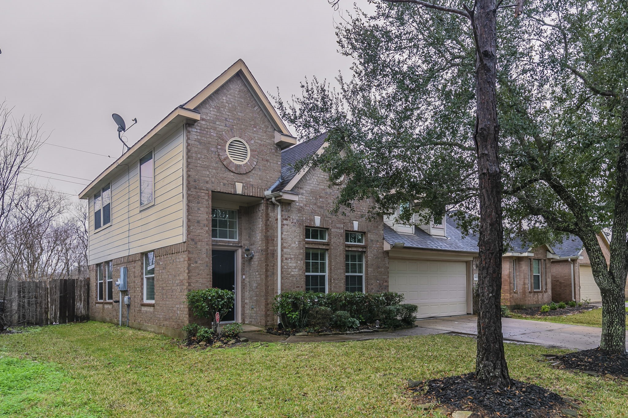 5601 Savannah Woods Lane Rosharon, TX 77583 - Photo 2 of 43 a front view of a house with garden