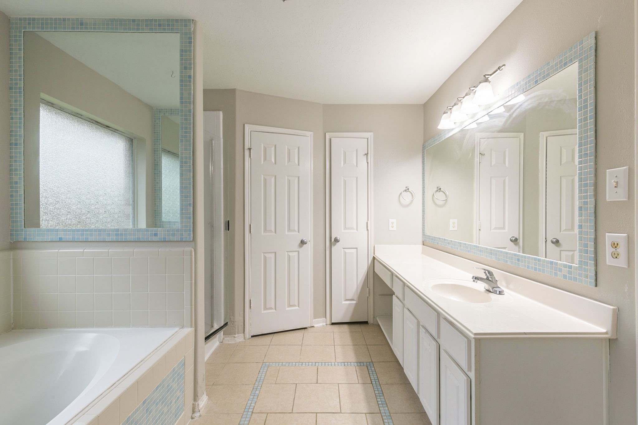 5601 Savannah Woods Lane Rosharon, TX 77583 - Photo 22 of 43 a spacious bathroom with a bathtub sink and mirror
