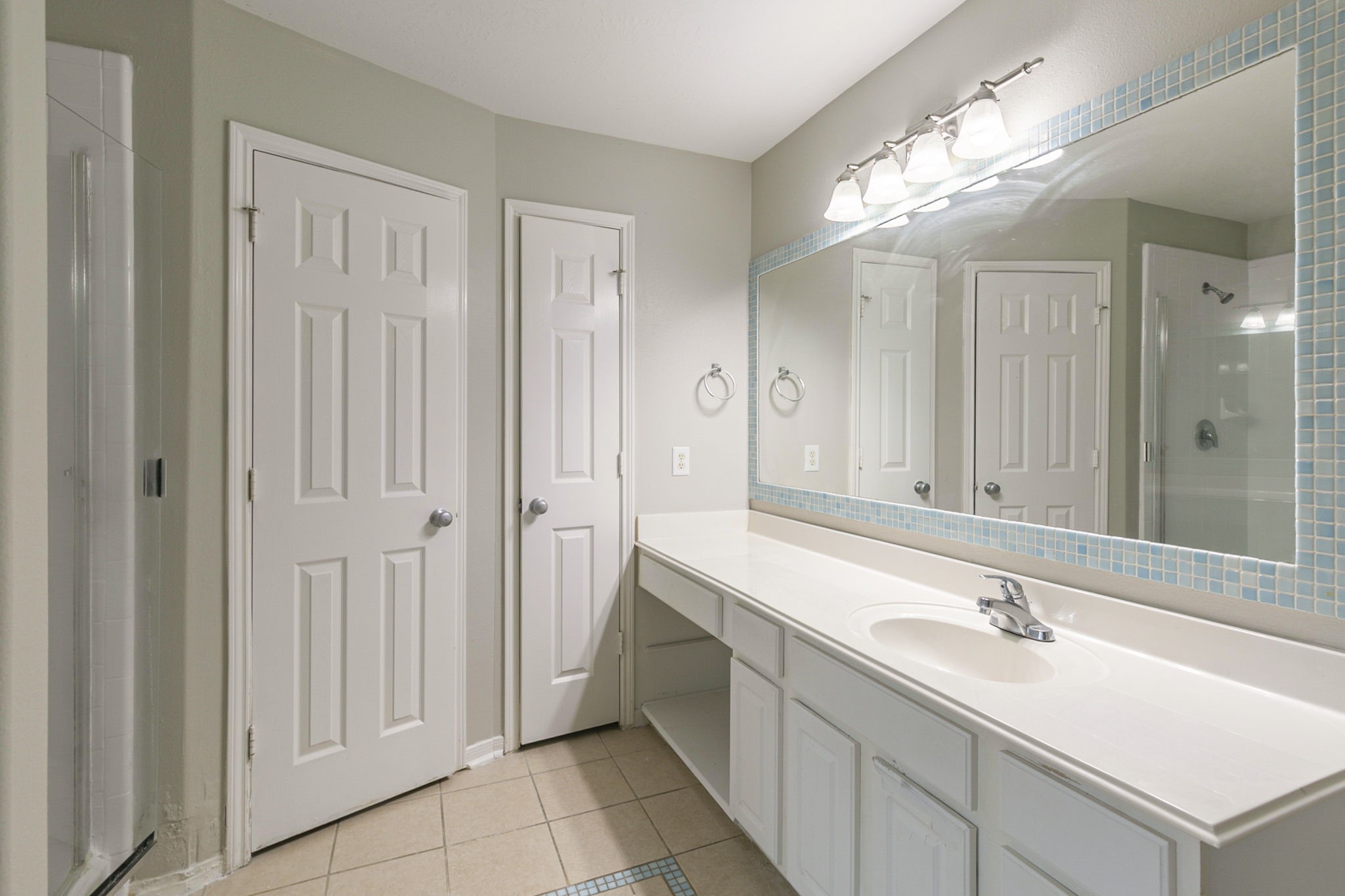 5601 Savannah Woods Lane Rosharon, TX 77583 - Photo 25 of 43 a bathroom with a double vanity sink and a mirror