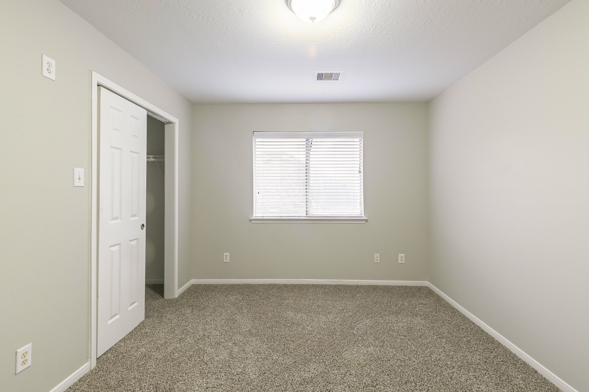 5601 Savannah Woods Lane Rosharon, TX 77583 - Photo 30 of 43 an empty room with a window