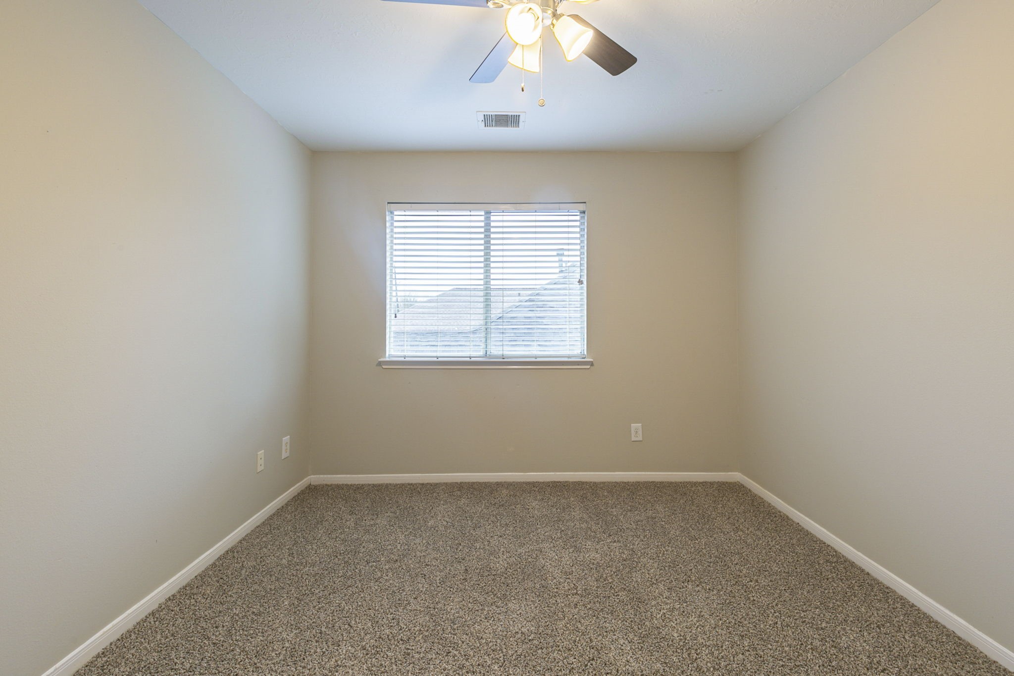 5601 Savannah Woods Lane Rosharon, TX 77583 - Photo 32 of 43 an empty room with a window