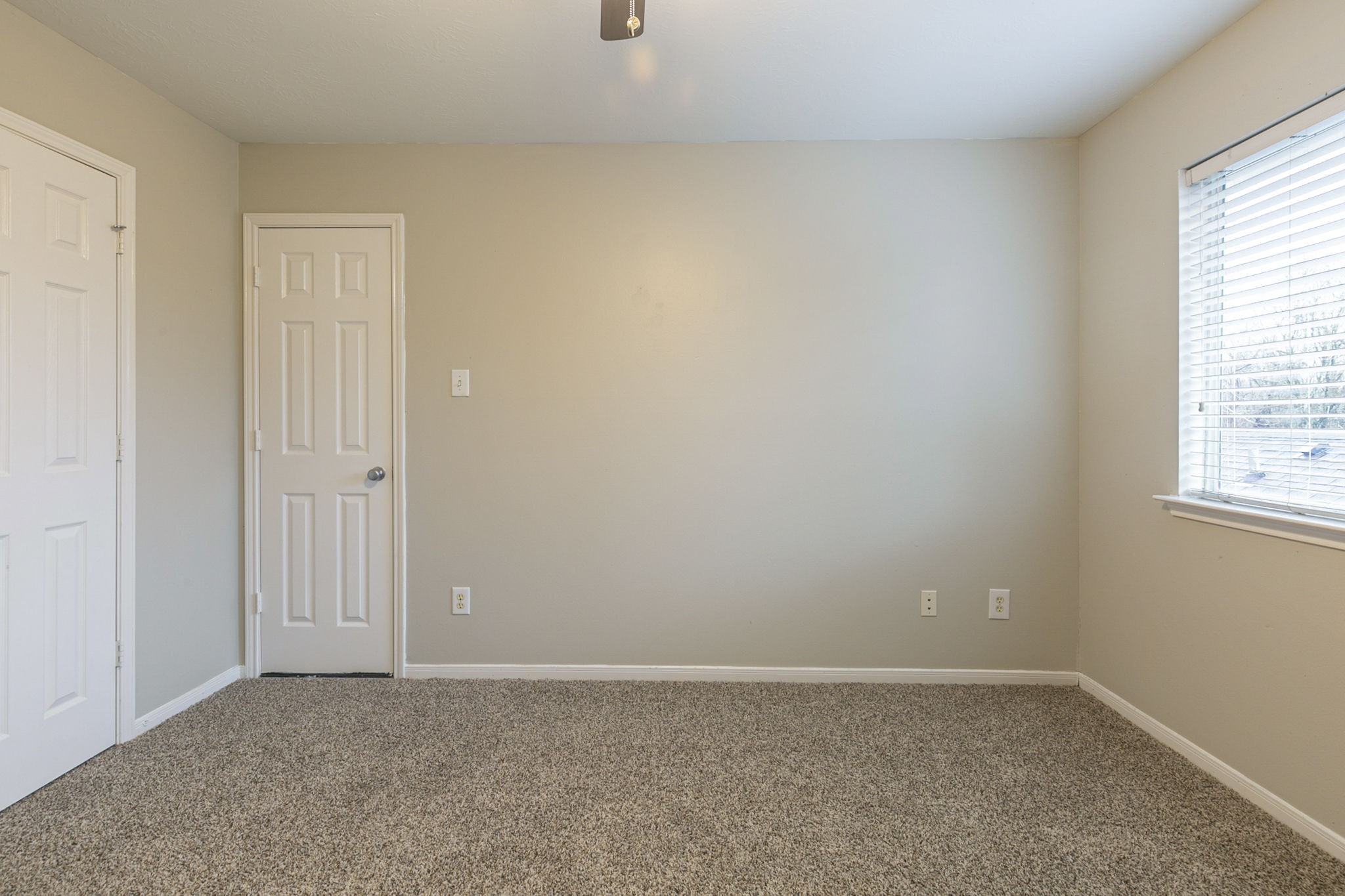 5601 Savannah Woods Lane Rosharon, TX 77583 - Photo 33 of 43 an empty room with windows