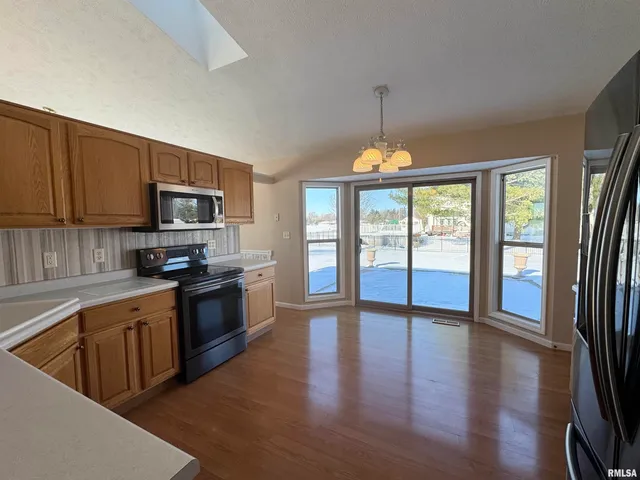 $300,000 | 1200 Grand Avenue, Macomb, IL 61455