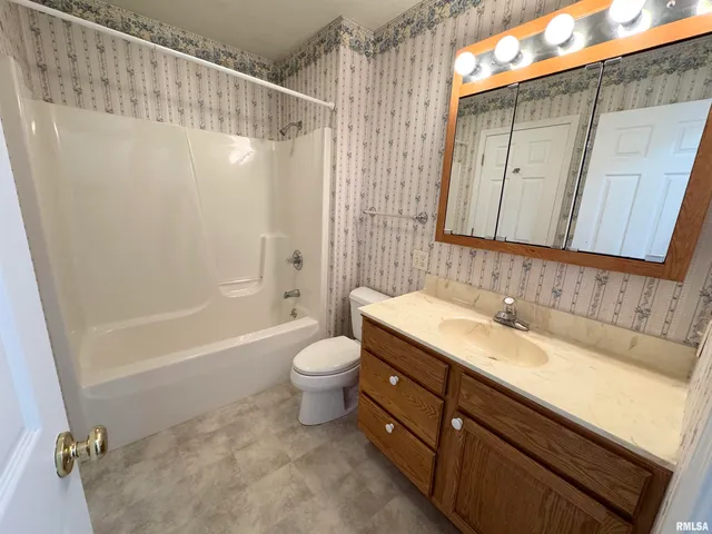 $300,000 | 1200 Grand Avenue, Macomb, IL 61455