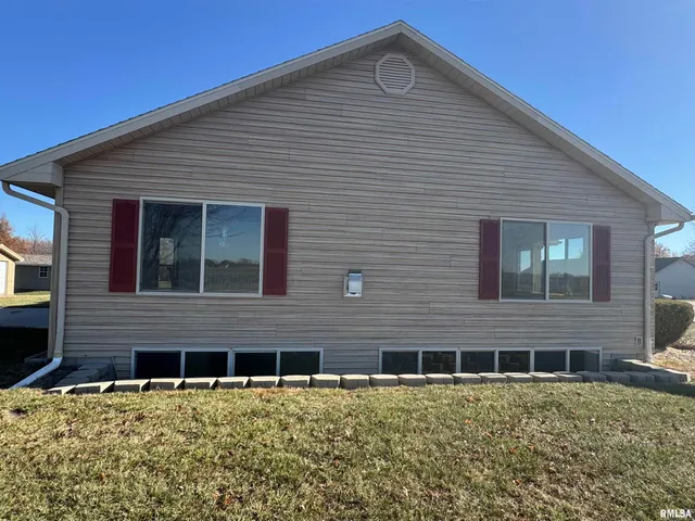 $300,000 | 1200 Grand Avenue, Macomb, IL 61455