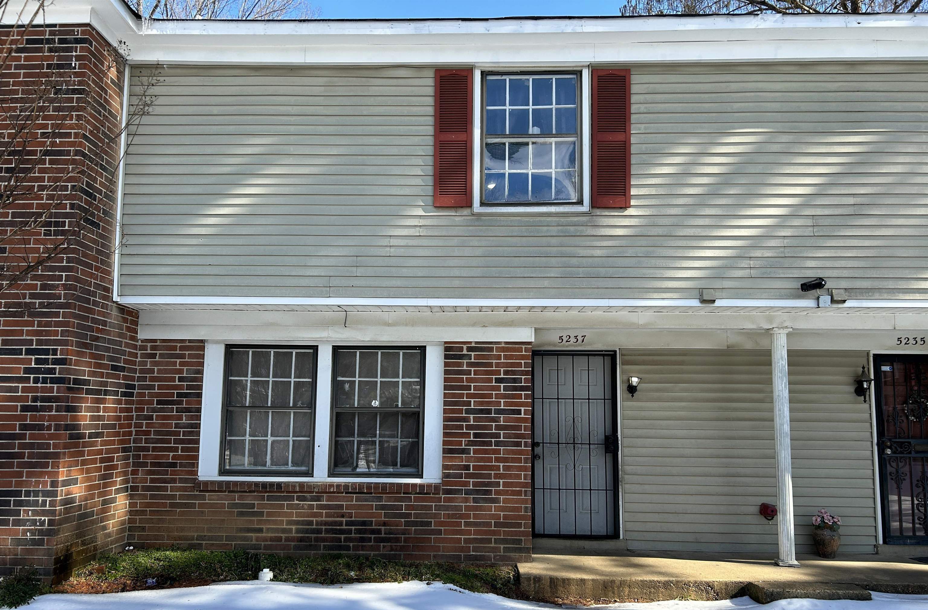 5237 Flowering Peach Drive Memphis, TN 38115 - Photo 2 of 15 a view of brick house with a large windows