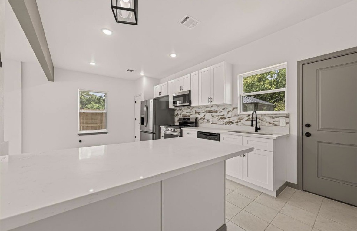 8306 Tidwell Road Houston, TX 77028 - Photo 8 of 22 Gallery Image 8