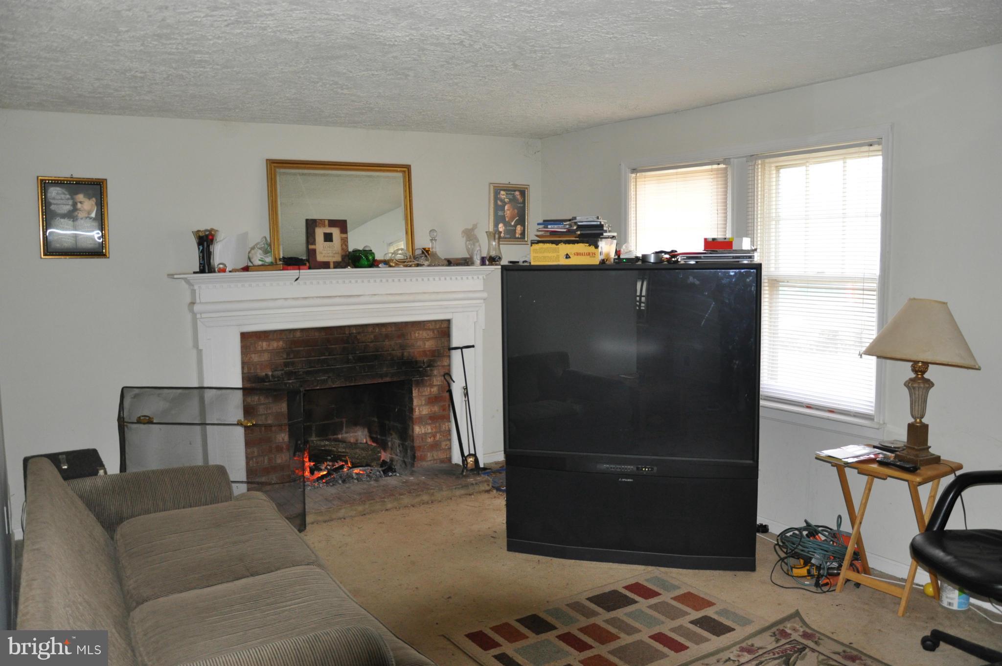 7431 Carver Road Gainesville, VA 20155 - Photo 16 of 26 Living Room