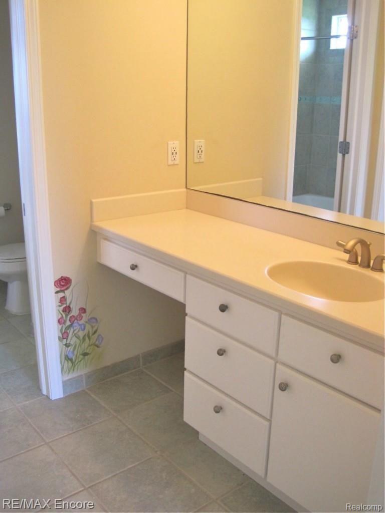 6835 Oakhurst Ridge Road Clarkston, MI 48348 - Photo 30 of 46 Bedroom 2 Vanity.jpg