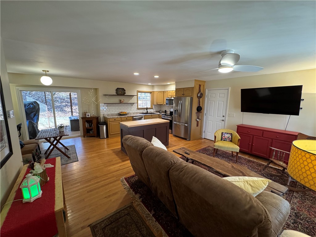 2011 Ridgeview Lane Seneca, SC 29678 - Photo 7 of 30 Great Room from front door. Stair up not shown on left.