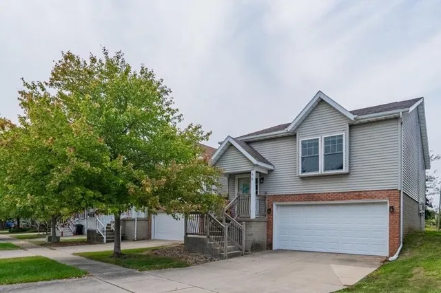 $224,900 | 46 Parkshores Drive, Bloomington, IL 61701