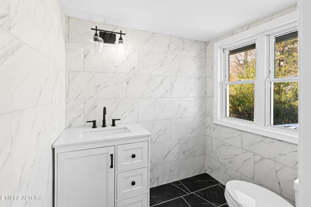 $299,000 | 125 North Chamberlain Avenue, Rockwood, TN 37854